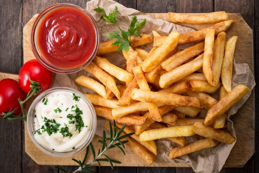 Khoai tây chiên Frites Bỉ ăn kèm nước sốt mayonnaise, món ăn vặt phổ biến ở Ghent