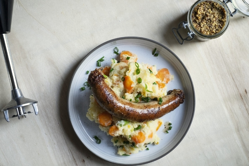 Đĩa Stoemp khoai tây nghiền trộn rau, ăn kèm xúc xích Bỉ, món ăn truyền thống tại Ghent