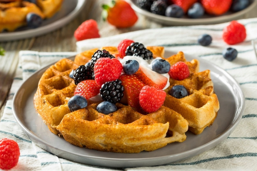 Bánh Waffle Bỉ phủ kem và dâu tây, món ăn ngọt phổ biến tại các quán cà phê ở Ghent