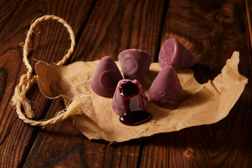 Những viên kẹo Cuberdons màu tím đặc trưng, bày trên khay, món kẹo truyền thống của Ghent