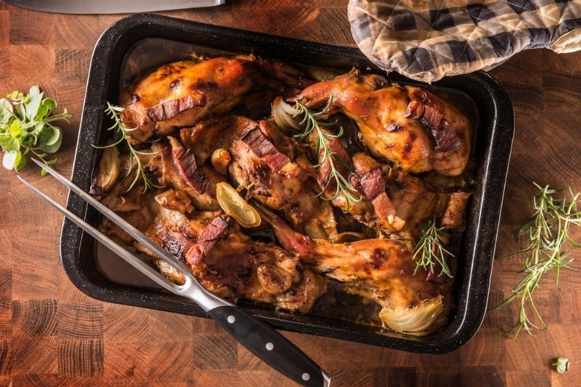 Thịt thỏ hầm bia Lapin à la Gueuze, được phục vụ cùng rau củ, món ăn nổi tiếng của Brussels