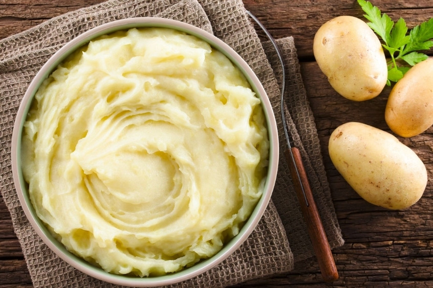 Đĩa khoai tây nghiền Stoemp ăn kèm thịt nướng, món ăn dân dã đặc trưng của Brussels