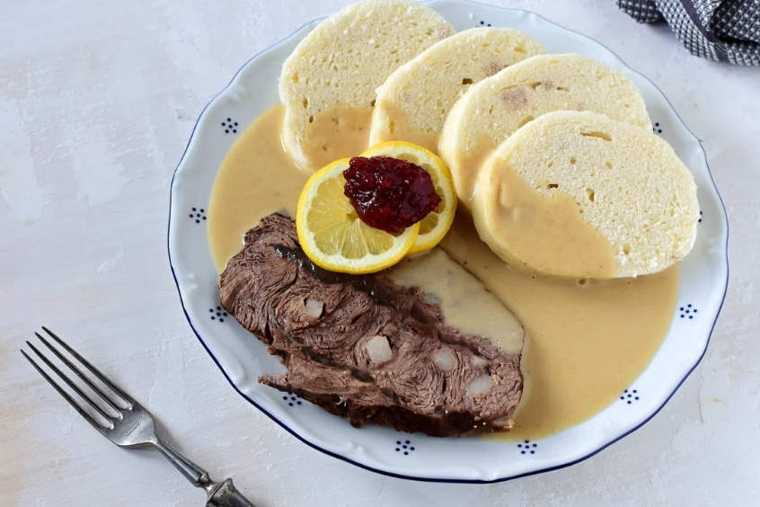 Svíčková na smetaně món ăn đặc sản truyền thống nổi tiếng của ẩm thực Séc