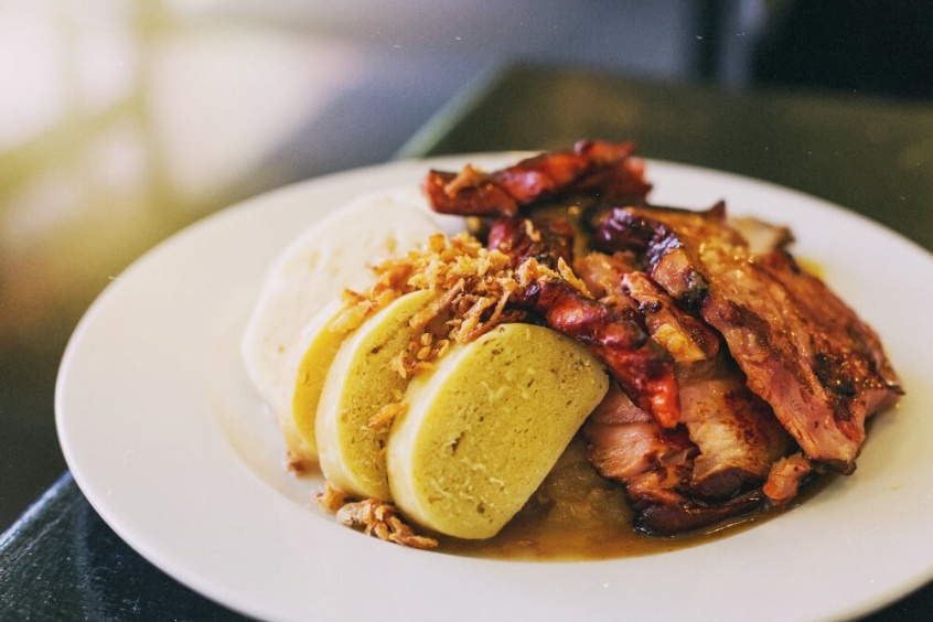 Vepřo knedlo zelo món ăn truyền thống của ẩm thực Séc