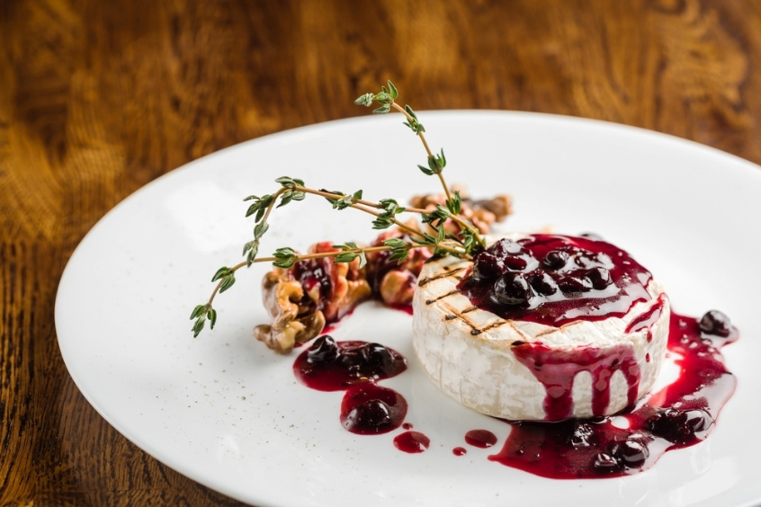 Món Grilovaný Hermelín phô mai nướng nổi tiếng của ẩm thực Tiệp