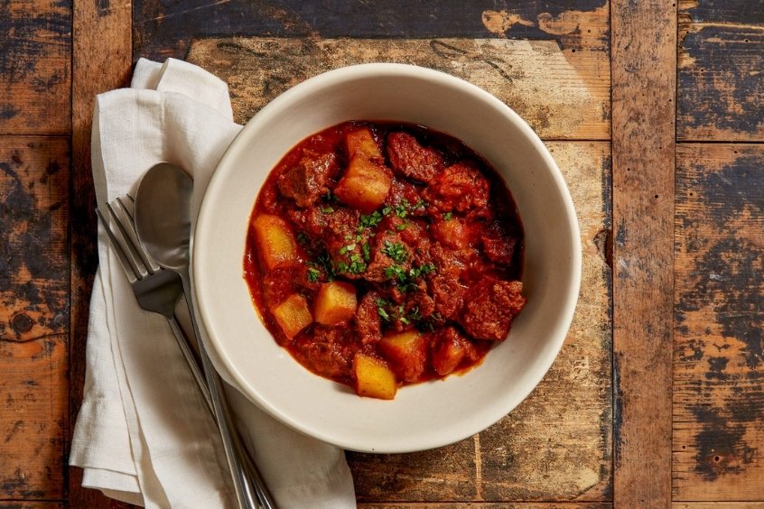 Goulash món hầm nổi bật với hương vị ấm áp và giàu năng lượng