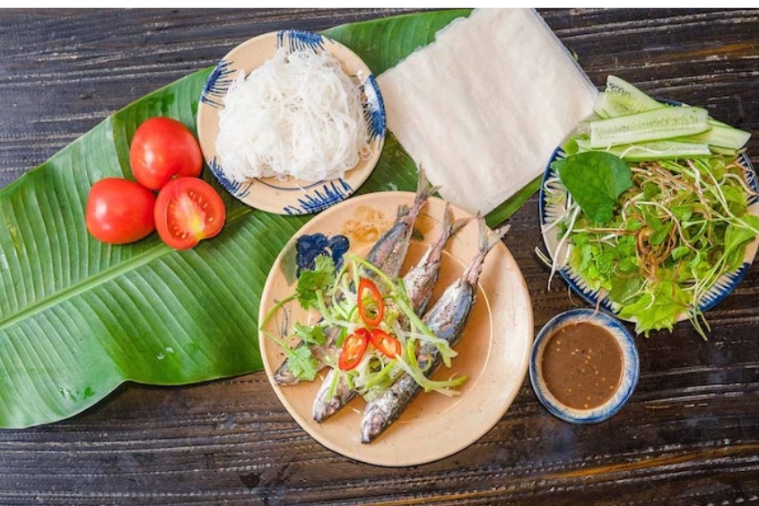 Bánh tráng cuốn cá nục