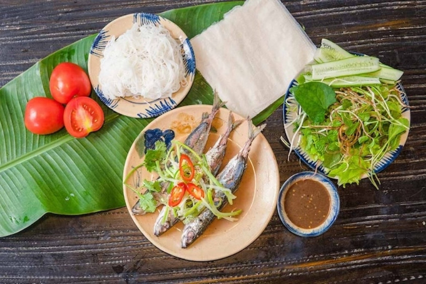 cá nục cuốn bánh tráng dân dã