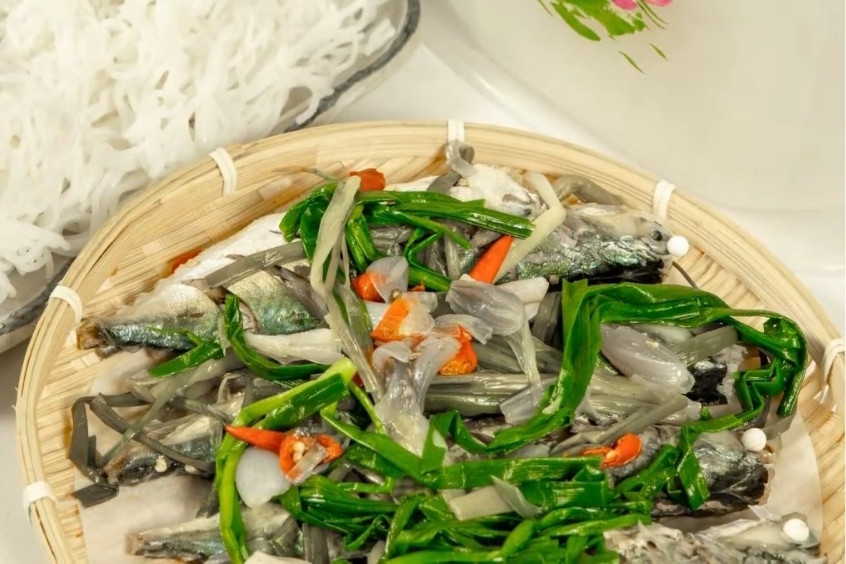 cá nục hấp cuốn bánh tráng