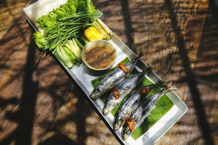 mẹo thưởng thức cá nục cuốn bánh tráng