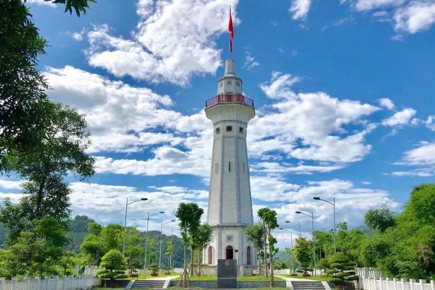 Cột cờ Lũng Pô