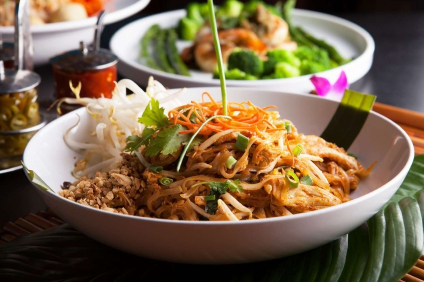 Đĩa Pad Thái truyền thống với tôm, trứng và đậu phộng rang hấp dẫn