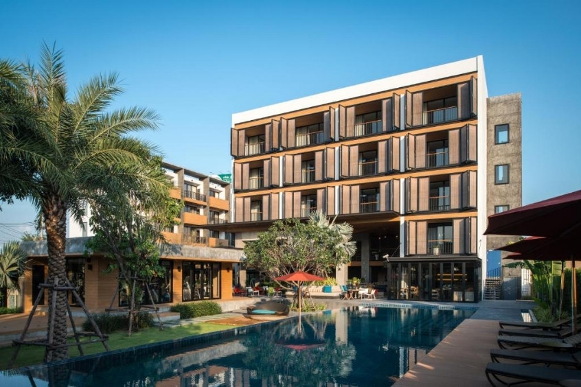 Toàn cảnh The Silver Palm Wellness Resort với không gian xanh mát và hồ bơi ngoài trời