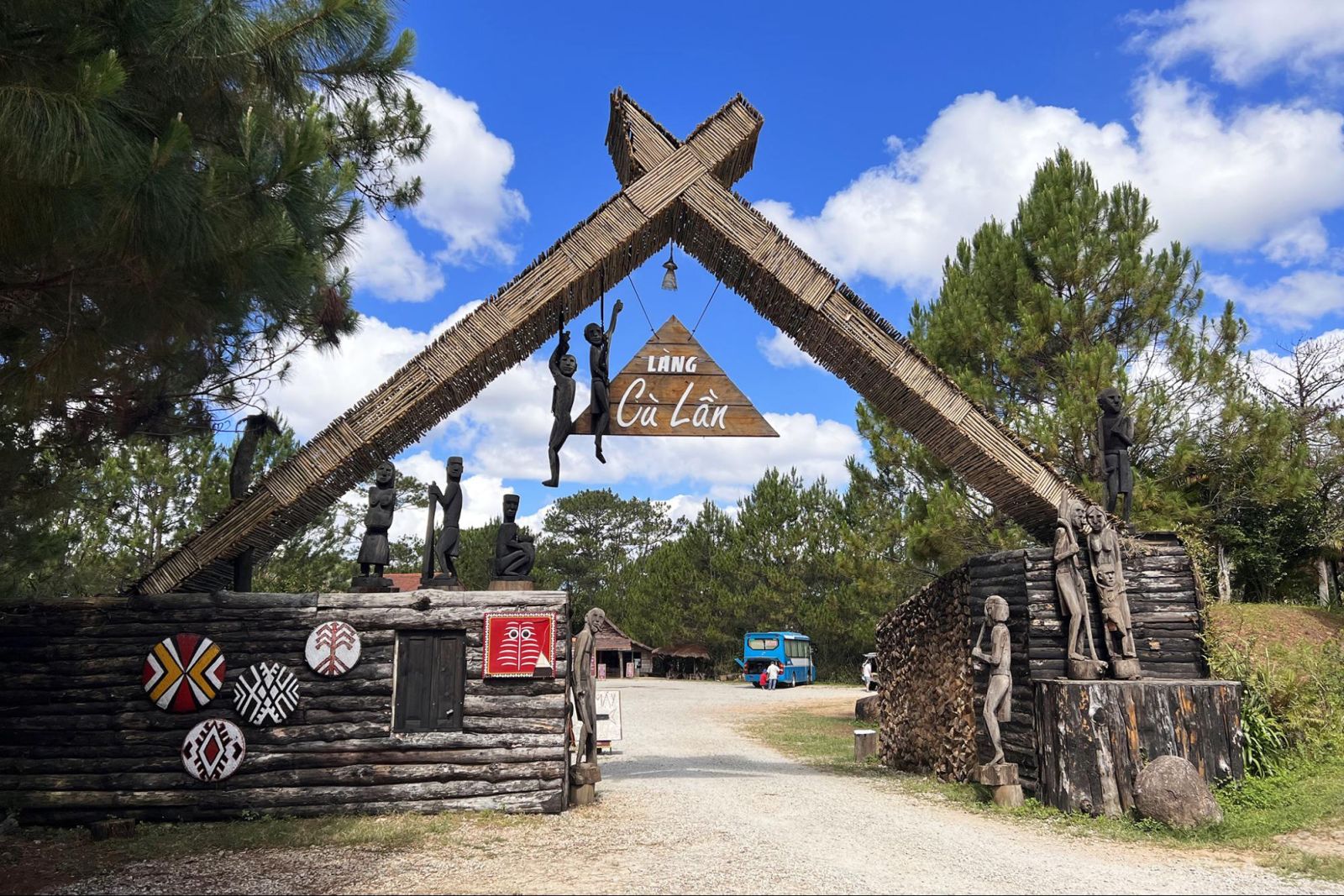 Làng Cù Lần – Ngôi làng thơ mộng giữa rừng thông bạt ngàn (Ảnh: Internet).