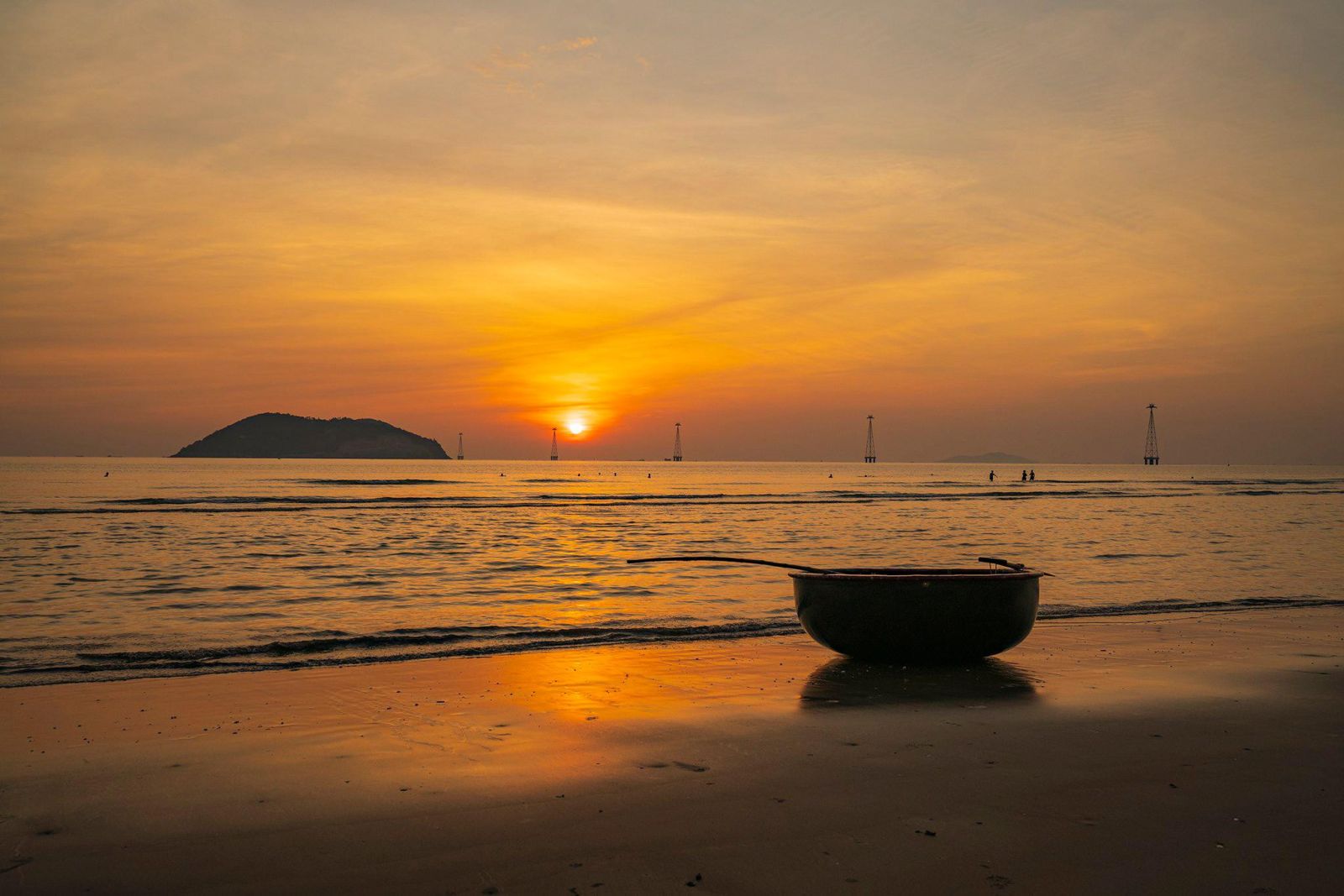 Ngắm bình minh trên biển Cửa Hội (Ảnh: Internet).