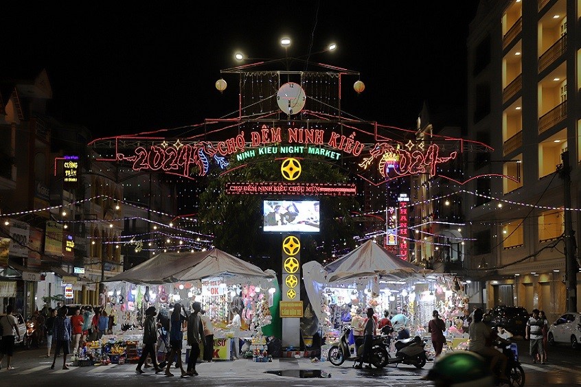 Chợ đêm Ninh Kiều - Thiên đường mua sắm và ẩm thực (Ảnh: Internet).