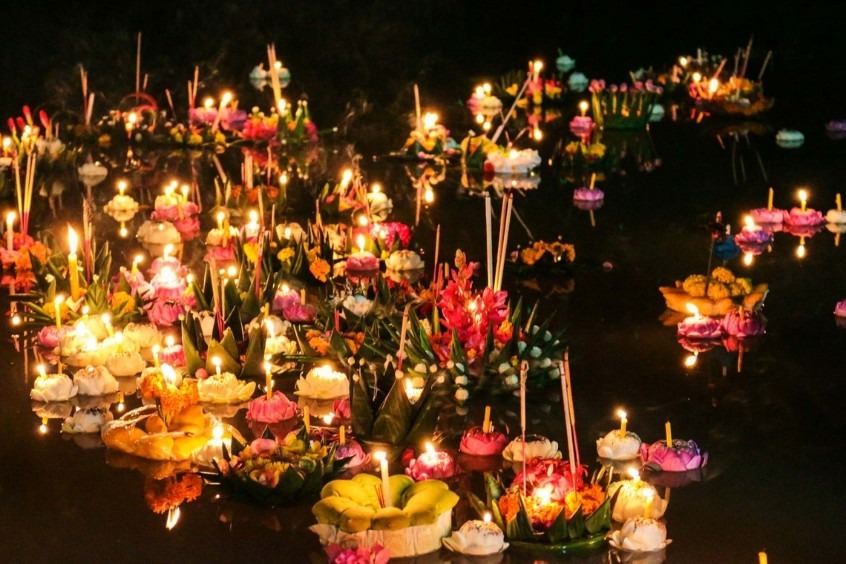Lễ hội Loi Krathong - Người Thái bày tỏ lòng biết ơn đến nữ thần sông Phra Mae Khongkha và cầu mong điều tốt lành, xua tan điều xui rủi