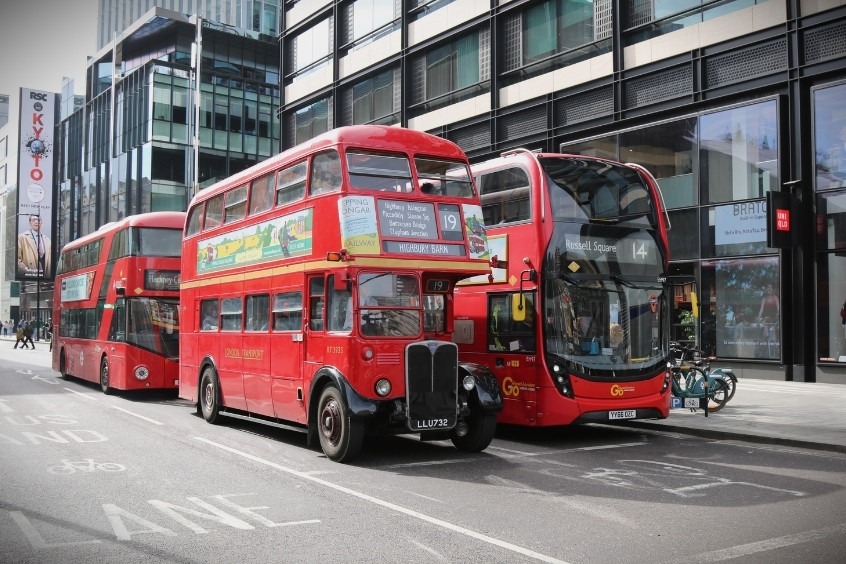 Xe buýt hai tầng là phương tiện di chuyển phổ biến cho du khách tại London