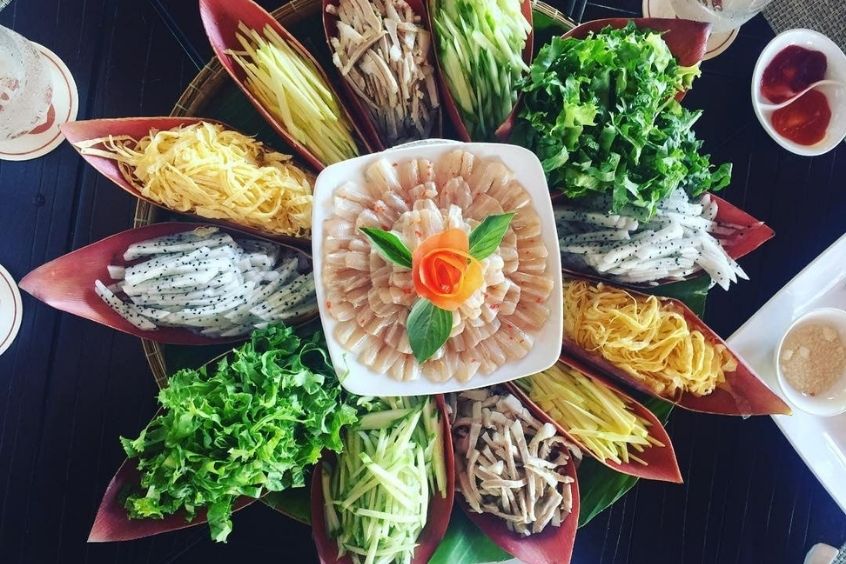 Lẩu thả Bình Thuận với rau tươi và hải sản đa dạng