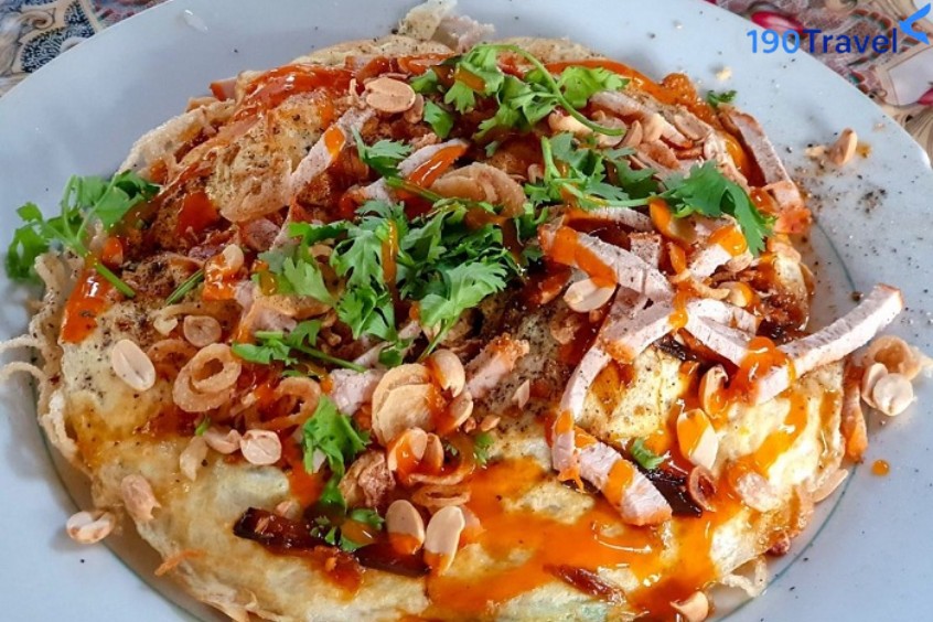 Thưởng thức pizza hủ tiếu Cần Thơ