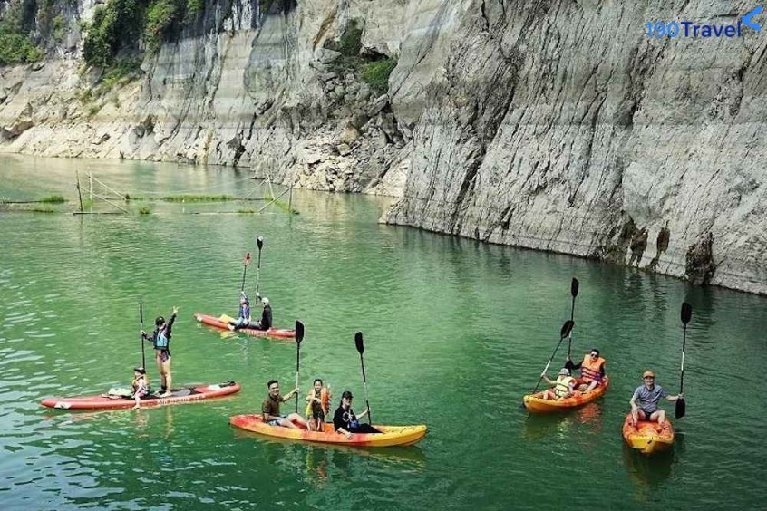 Chèo thuyền ngắm cảnh tại hồ Thung Na