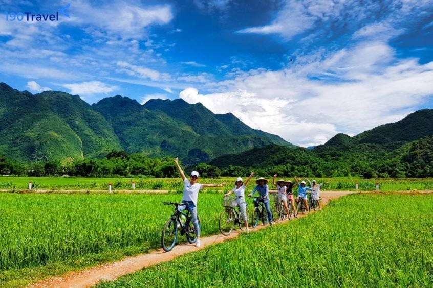 Đạp xe quanh bản Poom Coong