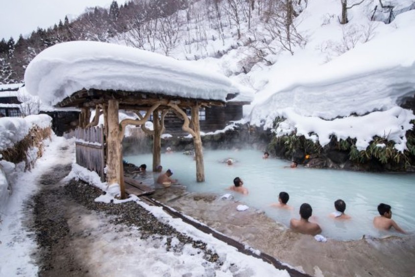 tắm onsen giữa trời tuyết tại Noboribetsu