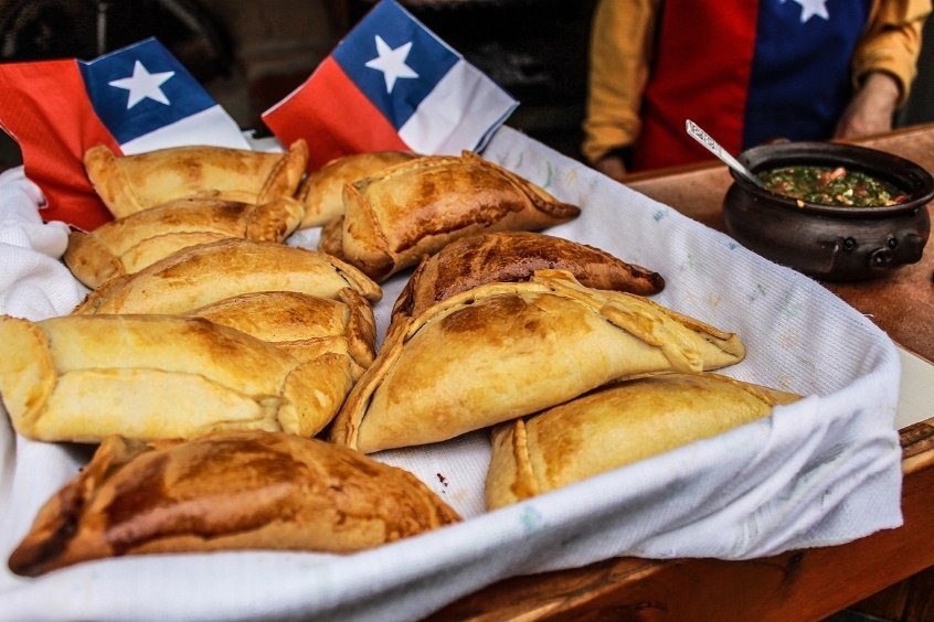 Bánh empanada – món ngon nên thử trong tour du lịch Chile