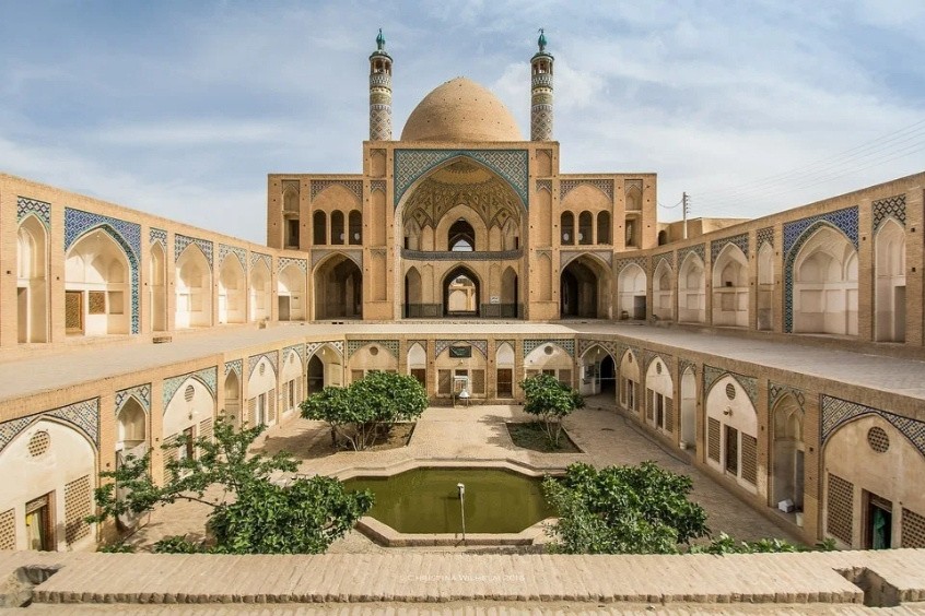 Thánh đường Agha Bozorg trong tour du lịch Iran cùng 190 Travel