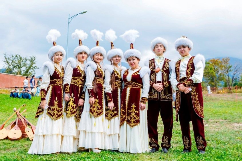 Tìm hiểu nét văn hóa qua trang phục dân tộc trong tour du lịch Kazakhstan cùng 190 Travel