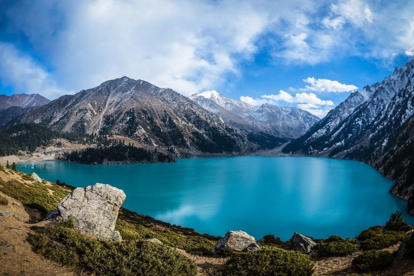 Chiêm ngưỡng vẻ đẹp hoang sơ của Hồ Almaty trong tour du lịch Kazakhstan 