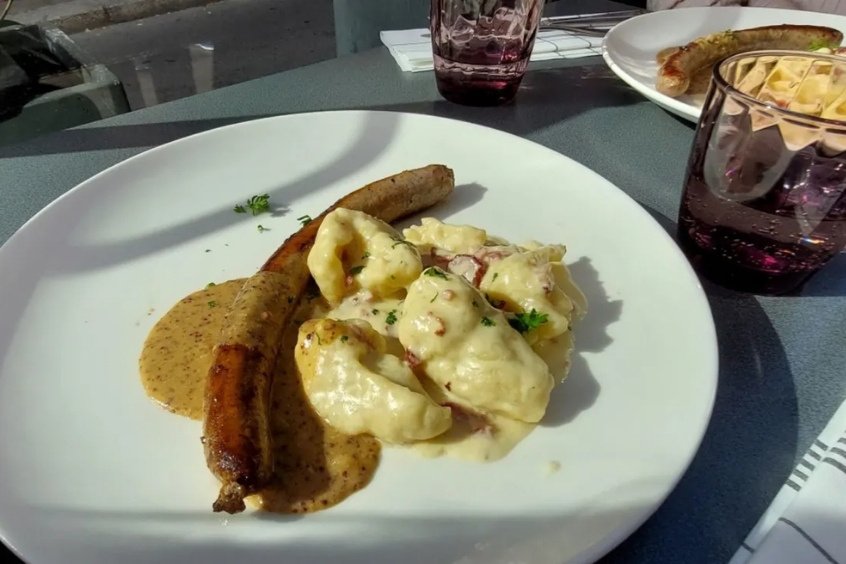 Xúc xích mặn sốt mù tạt - Món ăn truyền thống nên thử trong tour du lịch Luxembourg cùng 190 Travel