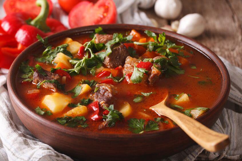 Goulash là một món hầm truyền thống của Hungary