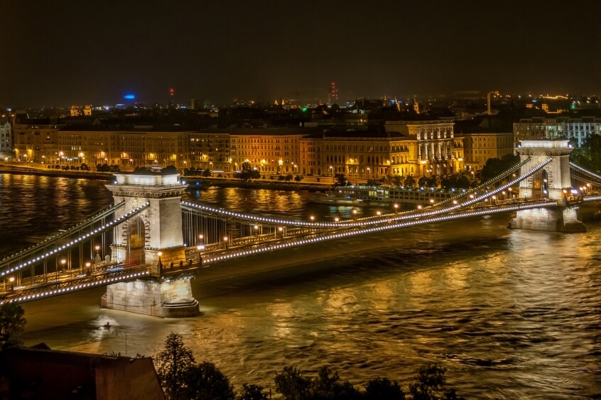 Cầu xích Széchenyi là một trong những cây cầu tuyệt đẹp và nổi tiếng ở Budapest, Hungary