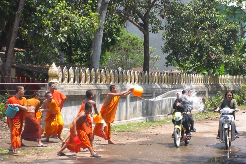 Các nhà sư cũng tham gia té nước trong lễ hội đầu năm mới