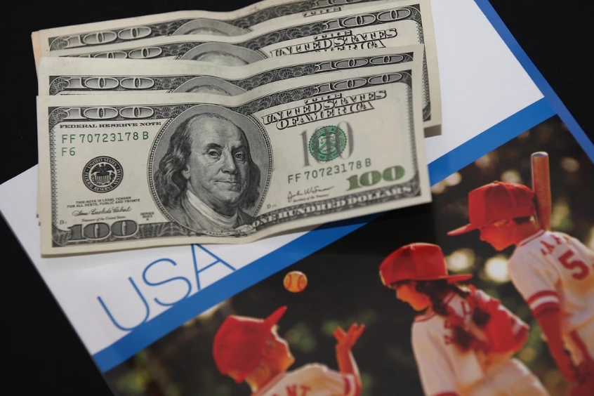 Đồng đô la Mỹ hay Mỹ kim là đơn vị tiền tệ chính thức của Hoa Kỳ