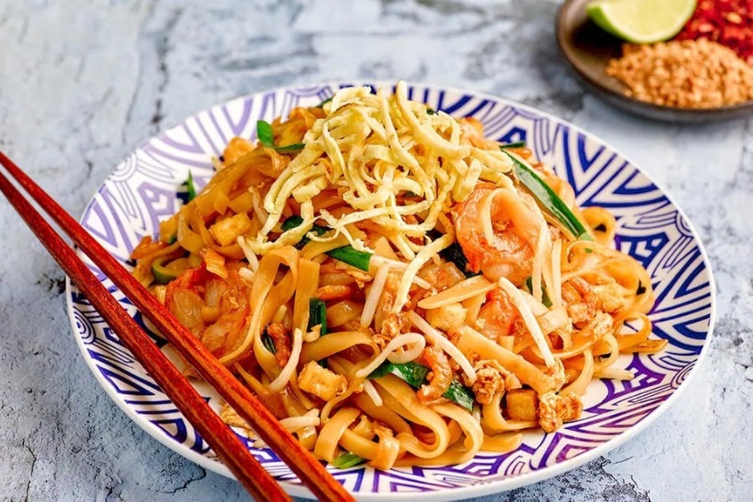 Du khách đến xứ Chùa Vàng sẽ bắt gặp nhiều quán  mì ven đường với mùi vị thơm nức mũi