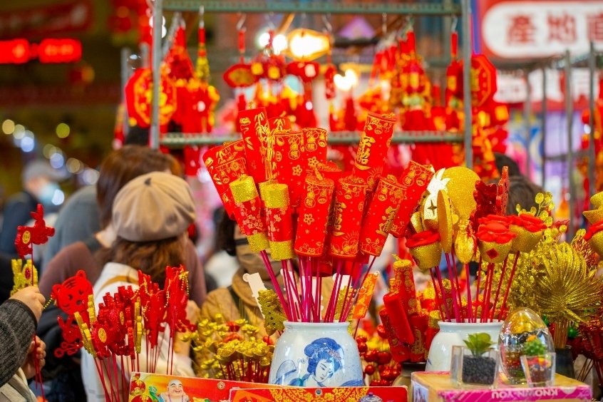 Không khí Tết Nguyên Đán rực rỡ với quýt, bao lì xì và câu đối đỏ may mắn (Nguồn: Internet)