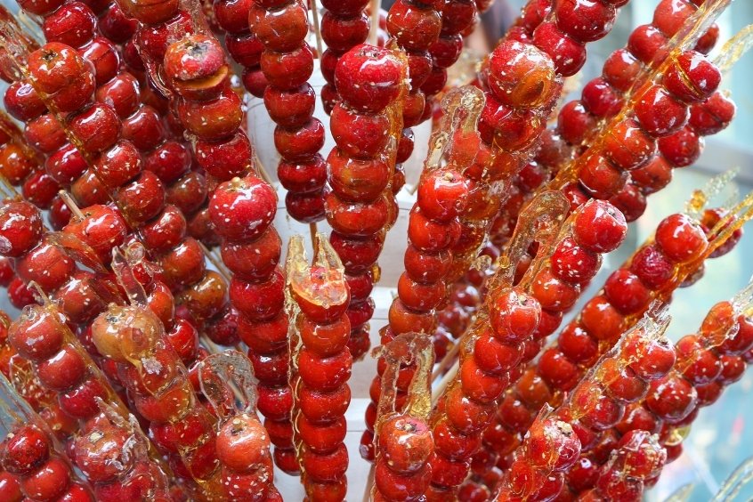 Kẹo hồ lô Tanghulu giòn ngọt sắc màu, món ăn vặt gắn liền tuổi thơ Trung Hoa (Nguồn: Internet)