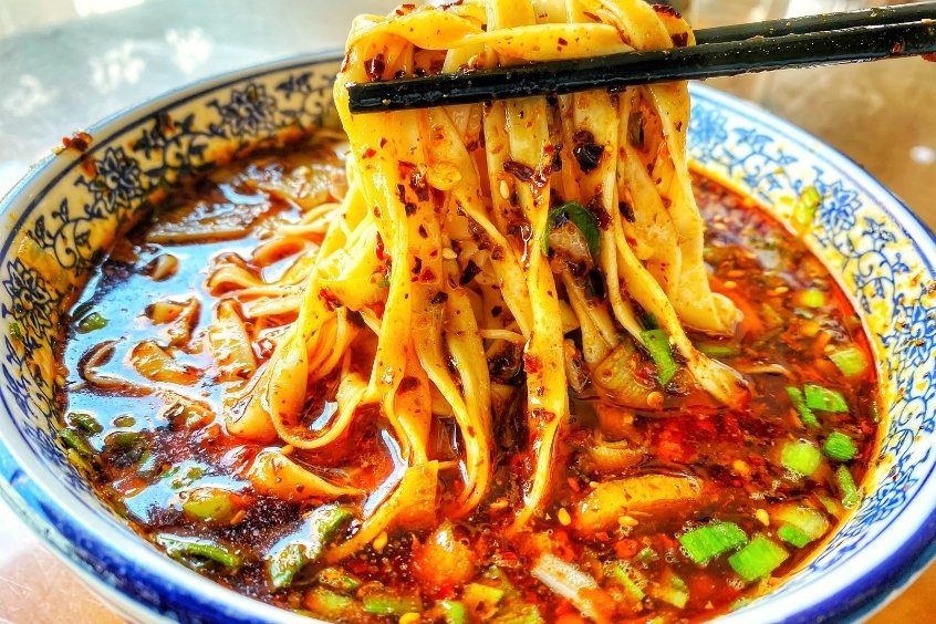 Mì kéo tay Lan Châu với sợi mì dai ngon hòa quyện nước dùng cay đậm vị (Nguồn: Internet)
