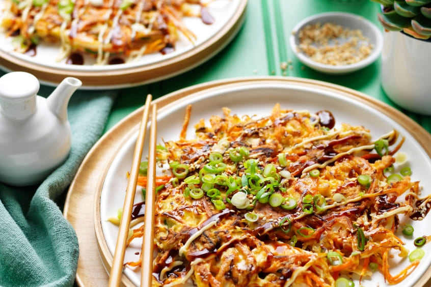 Thưởng thức Okonomiyaki nóng hổi hấp dẫn