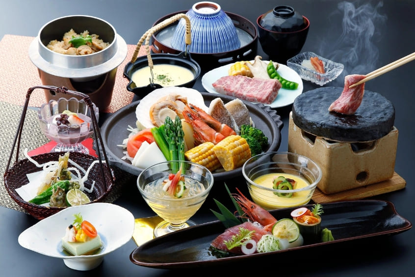 Bữa Kaiseki truyền thống phục vụ trong ryokan sang trọng