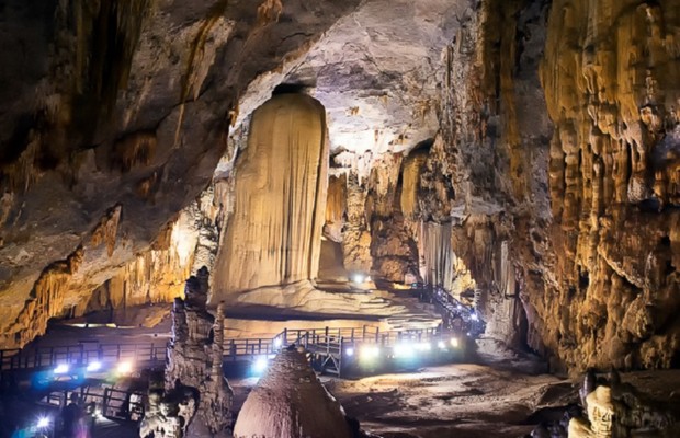 Bên trong Động Thiên Đường với nhũ đá lung linh và lối đi gỗ.