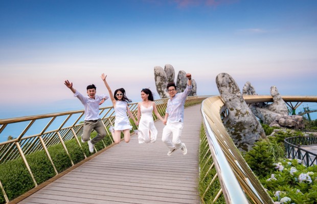 Nhóm bạn trẻ nhảy check-in trên Cầu Vàng Bà Nà Hills.