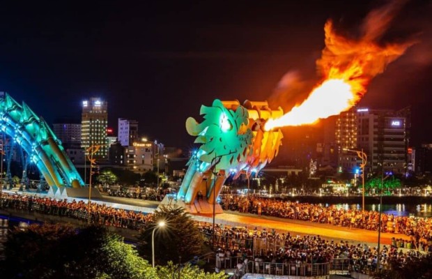 Cầu Rồng Đà Nẵng phun lửa rực rỡ về đêm với đông đảo du khách.