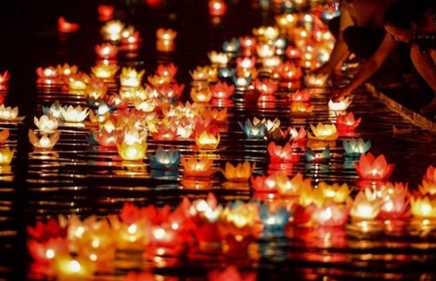 Đèn hoa đăng trôi trên sông Hoài Hội An buổi tối.