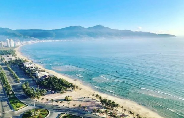 Bãi biển Mỹ Khê Đà Nẵng với cát trắng mịn, nước biển xanh ngắt và hàng dừa xanh mát.