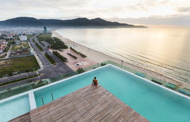 Hồ bơi vô cực view biển và thành phố Đà Nẵng từ khách sạn cao cấp.