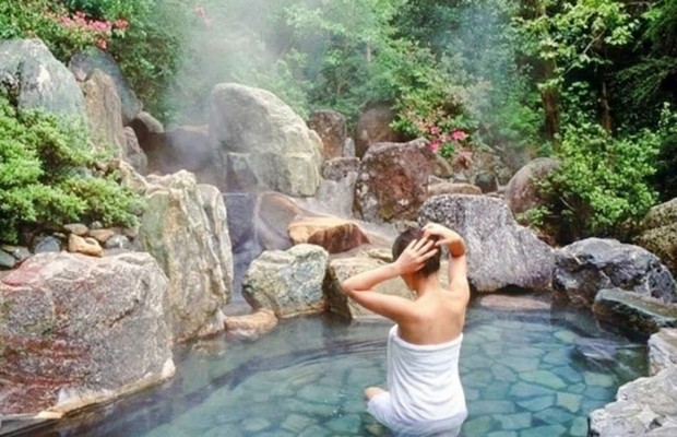 Tour Núi Thần Tài – Thư giãn với suối khoáng nóng và tắm bùn tự nhiên.