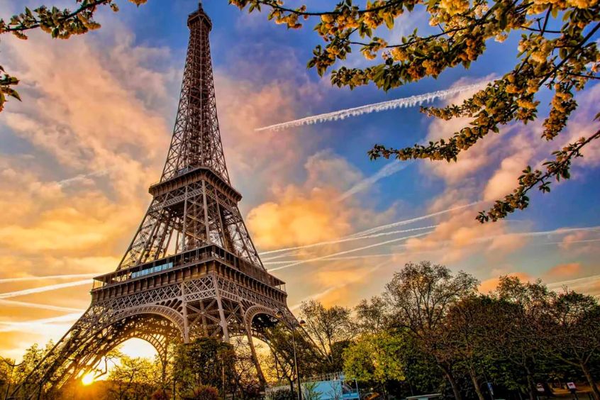 Khám phá Paris hiện đại và sôi động trong Tour du lịch Pháp